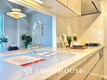 ◆愛育◆キッチンは家族の絆を育む大切な空間。シンプルで使い易いSystemKitchenで愉しく作る料理は愛情のある美味しいご馳走に。家族で使える広々としたダイニングキッチンです。