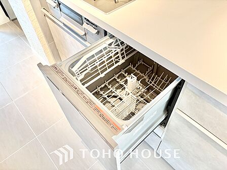 ◆愛育◆キッチンは家族の絆を育む大切な空間。シンプルで使い易いSystemKitchenで愉しく作る料理は愛情のある美味しいご馳走に。家族で使える広々としたダイニングキッチンです。