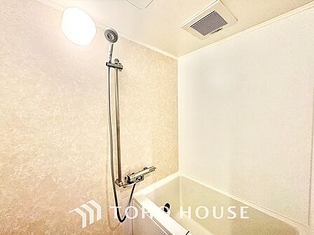 【浴室】《一日の疲れを落としてくれる場所は、落ち着く場所でなければならない》 高級感溢れるカラーと大きさ・柔らかな曲線で構成された半身浴も楽しめるバスタブが心地よさをもたらします。