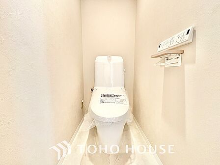 清潔感あるホワイト調のクロスと温もり溢れるモダンカラーの床材が見事に調和した本邸宅は、毎日の生活を少しでも快適に過ごして頂ける様に落ち着いた雰囲気作りから行っています。