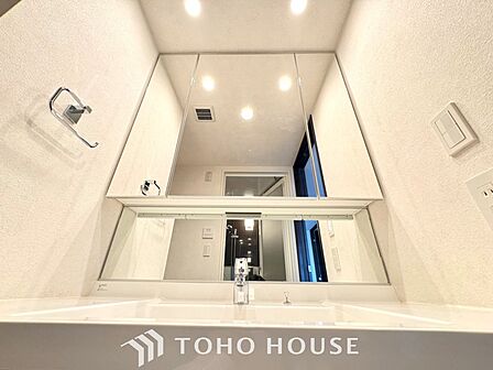 【Wash basin】十分な大きさの洗面台は収納もさる事ながら、身だしなみチェックや歯磨きなど、朝の慌ただしい時間でもホテルライクなスペースで余裕とゆとりを感じて頂けます。