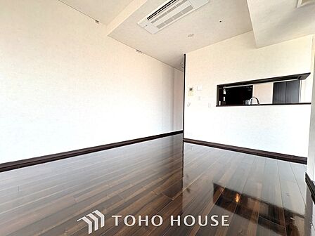 【Decorative lighting】上質に仕上げられた室内。オフ・ホワイトの壁を背にした観葉植物の葉をそっと置かれたインテリア・ライトが照らし出しています。少しお洒落な暮らしをしてみませんか。