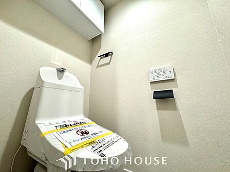 【toilet】トイレットペーパーの使用回数を減らせることです。 シャワートイレを使用すれば、洗浄して汚れを落とすことができるため、トイレットペーパーの使用を最小限にとどめることができます。