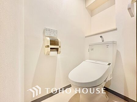 【RESTROOM】ホワイト調のクロスと温もり溢れるモダンカラーの床材が見事に調和した本邸宅は、毎日の生活を少しでも快適に過ごして頂ける様に落ち着いた雰囲気作りから行っています。
