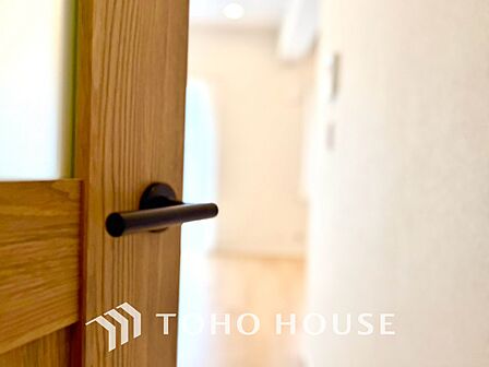 【LIVING】◆眩い◆光が燦々と入り、家族の笑顔を照らす。「いつまでも続いて」と願う夢のような毎日がここにある。