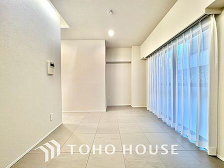 【LIVING】◆眩い◆光が燦々と入り、家族の笑顔を照らす。「いつまでも続いて」と願う夢のような毎日がここにある。