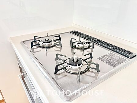 可能な限り余計なものを省いた3口コンロ。美しさと機能性を兼ね備えたスタイルはきっと何年もあなたの味方です。