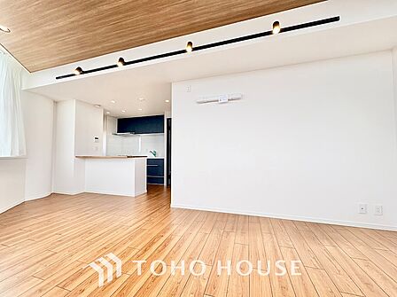 太陽の光をスマートにリビングへ。時によって変化をもたらす採光。朝は目覚め、昼は安らぎ、そして夕時は温もりを。