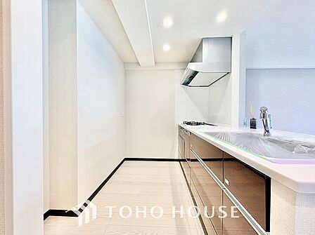 家事の最も強い味方の一つ・・ビルトイン型の食器洗浄乾燥機。手洗いでは落ちない汚れも高温・高圧ですっきり。大幅な時短になるのが嬉しい。