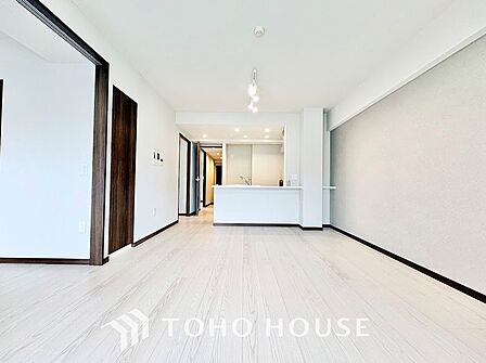 太陽光をたくさん感じながら、明るく豊かな暮らしを約束する住まい。四季の移ろいを感じながら、我が子の成長を見守る。そんな家がここに。