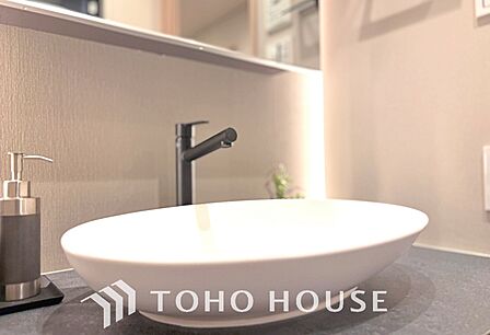 気持ちの良い朝をつくりだし、夕方には笑顔を取り戻させてくれるミラー。パウダールームはいつでも本来の自分を取り戻せる空間。明るく仕上げてあります。