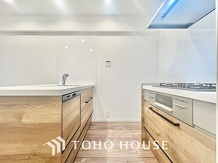 【KITCHEN】◆開放的◆後片付けが楽なシステムキッチン。収納スペースの充実!