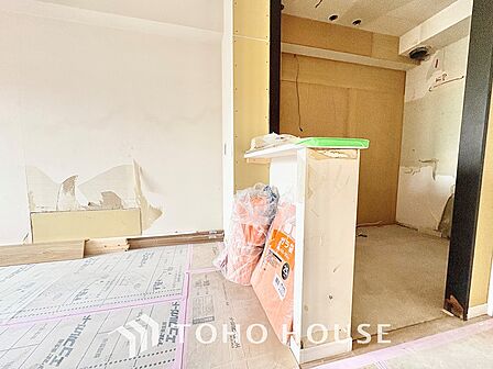 手元の収納から、足元の収納までが全てスライド式で、奥のスペースまで有効に活用できます。奥まで上から見渡せるので、たまにしか使わない調理器具もサッと取出せます。