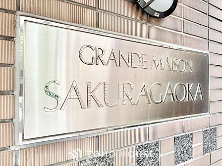 ◆木漏れ日◆の様な採光が優しく足元を照らし、心地いい暮らしの道しるべを写し出す。この空間で過ごす家族との語らいの時間がとても素敵で幸せを感じるかもしれない。
