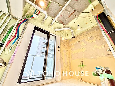 ◆キッチン◆美しく使いやすいキッチンは油汚れが簡単に拭き取れる素材で加工されており、浄水器シャワーから流す水の音を軽減する静かなシンクを採用。見えないところにさり気ない配慮が嬉しいですね