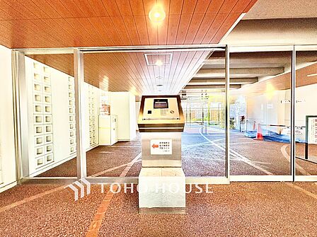 来訪者を確認できるエントランス設備を備え、防犯面にも配慮された安心感のある共用スペースです。