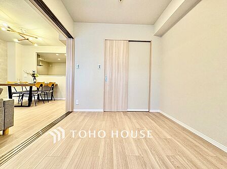 引き戸を開ければLDKとひと続きになり、開放感がぐっと広がります。普段はリビングの延長として、必要に応じて個室として使える柔軟な一室です。