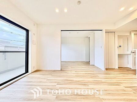 叶えたかったのは落ち着きのあるナチュラルな風合い。そして開放感があるリビング。優雅な気分に浸れる幸せな時間をこの空間で。