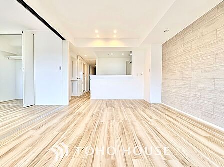 太陽光をたくさん感じながら、明るく豊かな暮らしを約束する住まい。四季の移ろいを感じながら、我が子の成長を見守る。そんな家がここに。