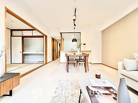 太陽光をたくさん感じながら、明るく豊かな暮らしを約束する住まい。四季の移ろいを感じながら、我が子の成長を見守る。そんな家がここに。