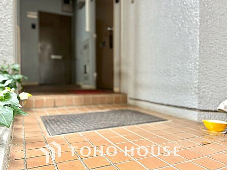 【ENTRANCE】◆家族◆家で家族と過ごす時間は限られている。帰りを待つ家族の元へと急ぐときの弾む思い。そんな思いを引き立てる邸宅。