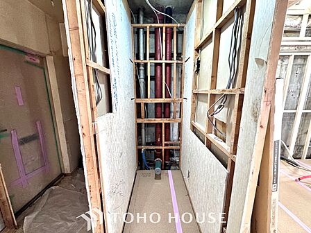 【toilet】トイレットペーパーの使用回数を減らせることです。 シャワートイレを使用すれば、洗浄して汚れを落とすことができるため、トイレットペーパーの使用を最小限にとどめることができます。