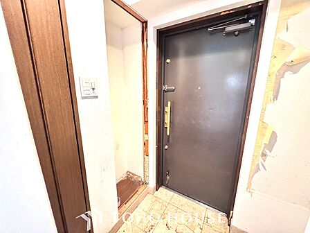 【toilet】トイレットペーパーの使用回数を減らせることです。 シャワートイレを使用すれば、洗浄して汚れを落とすことができるため、トイレットペーパーの使用を最小限にとどめることができます。