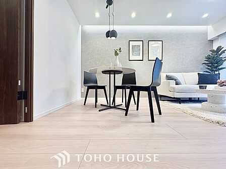 流れる時をより芳醇なコーヒーの様な色彩奏でるアダージョ。そして情景豊かな作品のような暮らしがイメージできる。