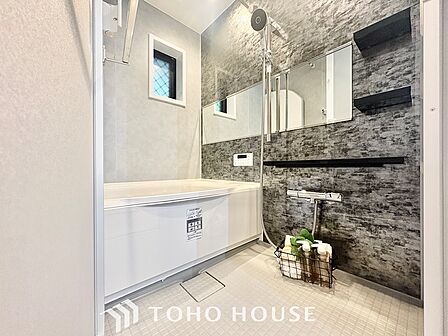 【Bathroom】『一日の疲れを落としてくれる場所は、一番落ち着く場所でなければならない』高級感溢れるカラーと大きさ・柔らかな曲線で構成された半身浴も楽しめるバスタブが心地よさをもたらします。