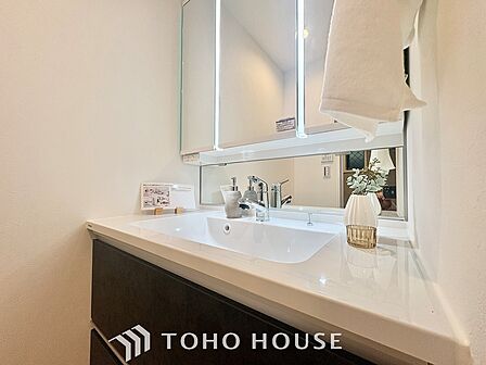 【Wash basin】十分な大きさの洗面台は収納もさる事ながら、身だしなみチェックや歯磨きなど、朝の慌ただしい時間でもホテルライクなスペースで余裕とゆとりを感じて頂けます。