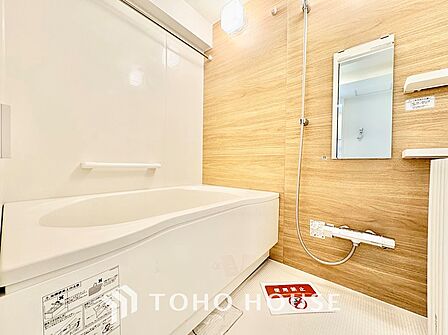 一日の疲れをじんわりと解きほぐす、ゆとりあるバスルーム。足を伸ばして湯船に浸かり、心も体もリフレッシュできます。毎日のバスタイムが至福のひとときになる安らぎの空間です。