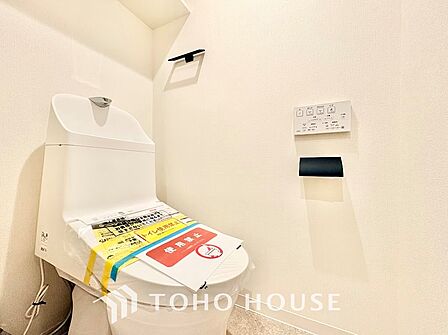 清潔感と快適性に配慮した落ち着きのあるトイレ空間。お手入れのしやすい素材を採用しており、サッと拭くだけで綺麗を保てます。来客時にも自信を持ってご案内できる、すっきりとした仕上がりです。