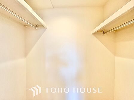 大型のクローゼットを備えた収納力に優れた洋室。かさばる衣類や荷物もすっきりと収まり、居住スペースを広く有効に使えます。いつでも片付いた美しい空間を保てる設計です。