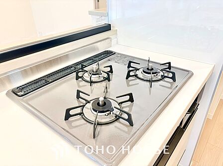 鍋や食器、食品ストックまでたっぷり収まる豊富な収納力を備えたキッチン。散らかりがちな空間をすっきりと保ち、作業スペースを広く確保できます。スムーズなお料理をサポートします。