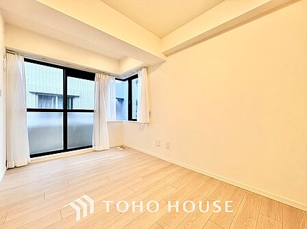 明るい光が差し込む、お子様のお部屋にぴったりな洋室。ベッドや学習机を配置しても十分な広さがあり、健やかな成長を見守る温かみのある空間です。自分だけの時間をゆったりと楽しめます。