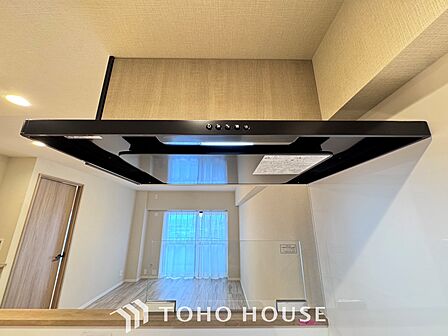 【Kitchen】美しく使いやすいキッチンは油汚れが簡単に拭き取れる素材で加工されており、浄水器シャワーから流す水の音を軽減する静かなシンクを採用。見えないところにさり気ない配慮が嬉しい