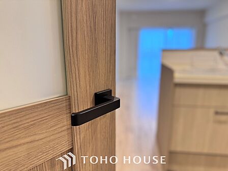 【Decorative lighting】 上質に仕上げられた室内。オフ・ホワイトの壁を背にした観葉植物の葉をそっと置かれたインテリア・ライトが照らし出しています。少しお洒落な暮らしをしてみませんか。