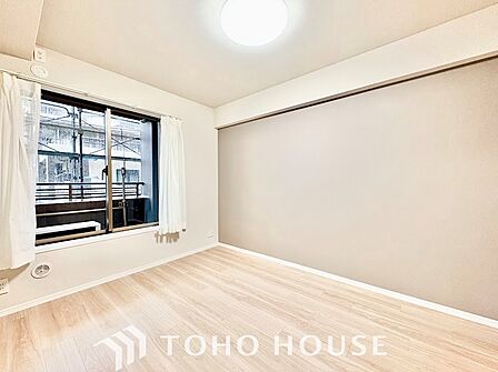 一日の疲れを静かに癒す、落ち着きある主寝室。ゆったりとした広さを確保し、大型のベッドを置いても余裕があります。心地よい眠りにつき、爽やかな朝を迎えるためのプライベート空間です。