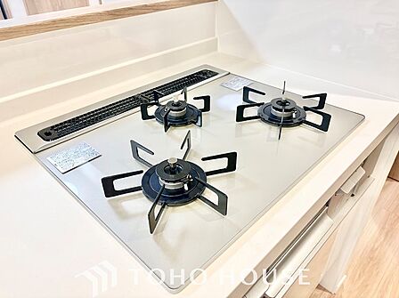 鍋や食器、食品ストックまでたっぷり収まる豊富な収納力を備えたキッチン。散らかりがちな空間をすっきりと保ち、作業スペースを広く確保できます。スムーズなお料理をサポートします。
