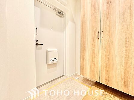 重厚感と清潔感にあふれたエントランスアプローチ。手入れの行き届いた植栽や綺麗な共有スペースが、住環境の良さを物語ります。毎日の行き帰りが安心で心地よくなる、優雅に住まう方をお迎えする空間です。