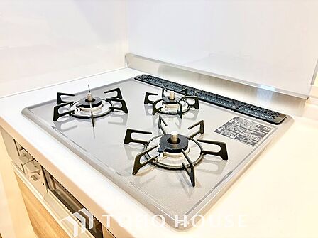 鍋や食器、食品ストックまでたっぷり収まる豊富な収納力を備えたキッチン。散らかりがちな空間をすっきりと保ち、作業スペースを広く確保できます。スムーズなお料理をサポートします。