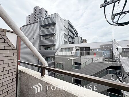 【Blue sky terrace】見上げると、空。時間を忘れ大空を見上げるなんて、いつぶりだろうか。こんなにも広く美しい情景がこの頭上にあったなんて。時間を忘れ、時を知る。