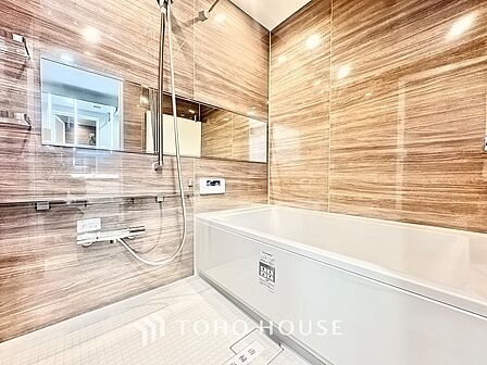 【浴室】《一日の疲れを落としてくれる場所は、落ち着く場所でなければならない》 高級感溢れるカラーと大きさ・柔らかな曲線で構成された半身浴も楽しめるバスタブが心地よさをもたらします。