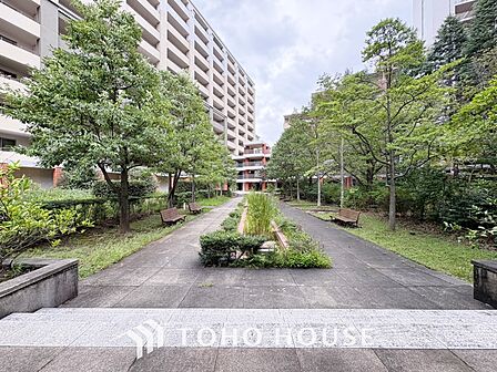 【Wash basin】十分な大きさの洗面台は収納もさる事ながら、身だしなみチェックや歯磨きなど、朝の慌ただしい時間でもホテルライクなスペースで余裕とゆとりを感じて頂けます。