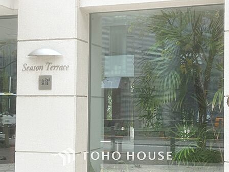 【closet】奥行きのあるクローゼットを採用。衣装ケースや、掃除機といった電化製品まで多くの物を収納できるようなつくりになっております。是非一度、ご自身の目でお確かめ下さい。