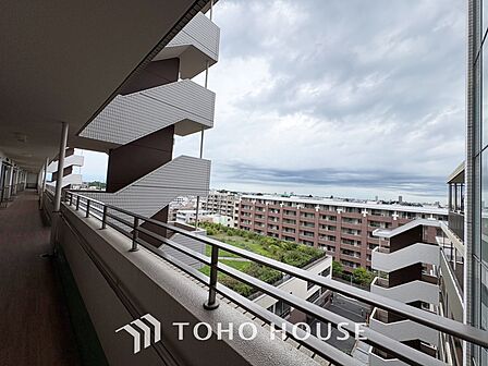 【Blue sky terrace】見上げると、空。時間を忘れ大空を見上げるなんて、いつぶりだろうか。こんなにも広く美しい情景がこの頭上にあったなんて。時間を忘れ、時を知る。