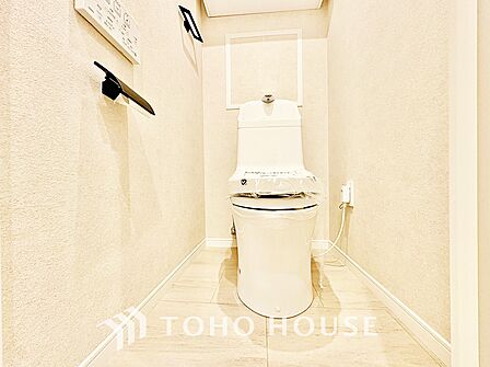 【トイレ】落ち着いた空間に仕上がっており快適にご使用できそうです。