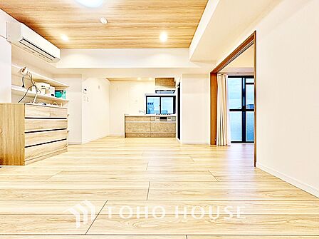 【ENTRANCE】◆家族◆家で家族と過ごす時間は限られている。帰りを待つ家族の元へと急ぐときの弾む思い。そんな思いを引き立てる邸宅。