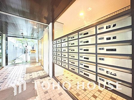 【エントランス】住まう方や訪れる人を優しく迎えてくれるエントランス。マンションの顔となる落ち着いた空間です。