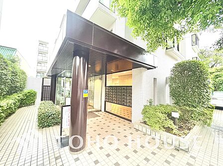【エントランス】住まう方や訪れる人を優しく迎えてくれるエントランス。マンションの顔となる落ち着いた空間です。